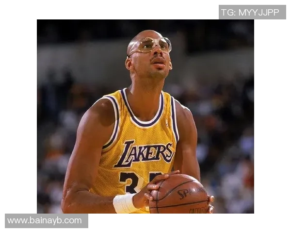 魔术师与贾巴尔的传奇对决：篮球历史上的巅峰时刻与辉煌瞬间